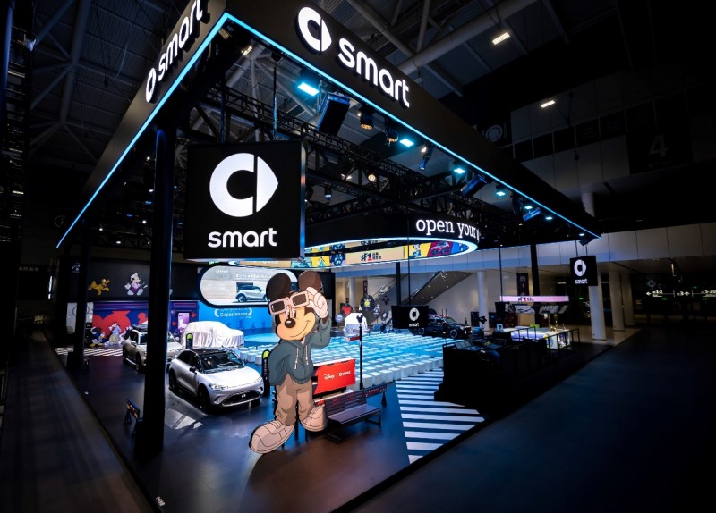 smart x Disney “灵动出奇”展台