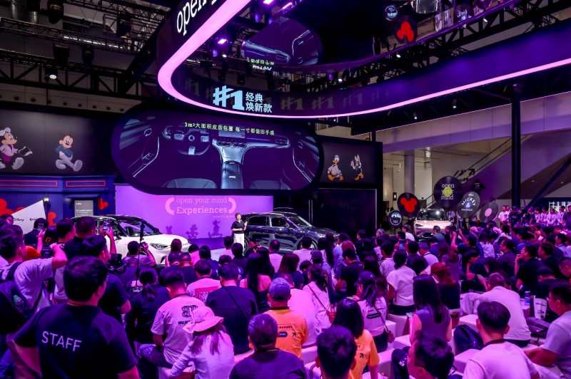 梅赛德斯-奔驰设计团队色彩纹理设计师钟晔登台分享